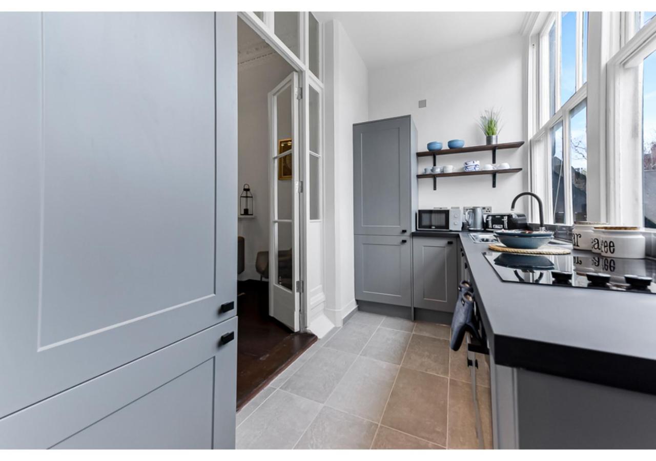 Upscale Urban Haven: Luxury Flat Appartement Londen Buitenkant foto